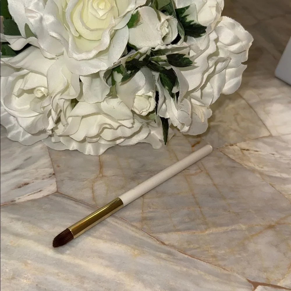 White and Gold Tapered Eyeshadow Crease Smudger Makeup Brush‎